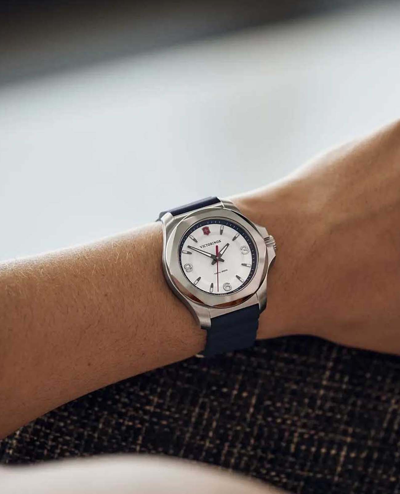 Victorinox Victorinox I.N.O.X. V 241919 , наручные женские часы фото под углом