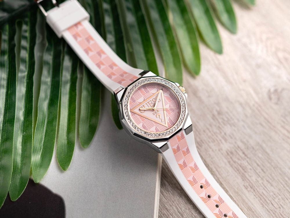 Guess Guess Resort GW0834L2,  сша женские часы на браслете силикон боковой вид