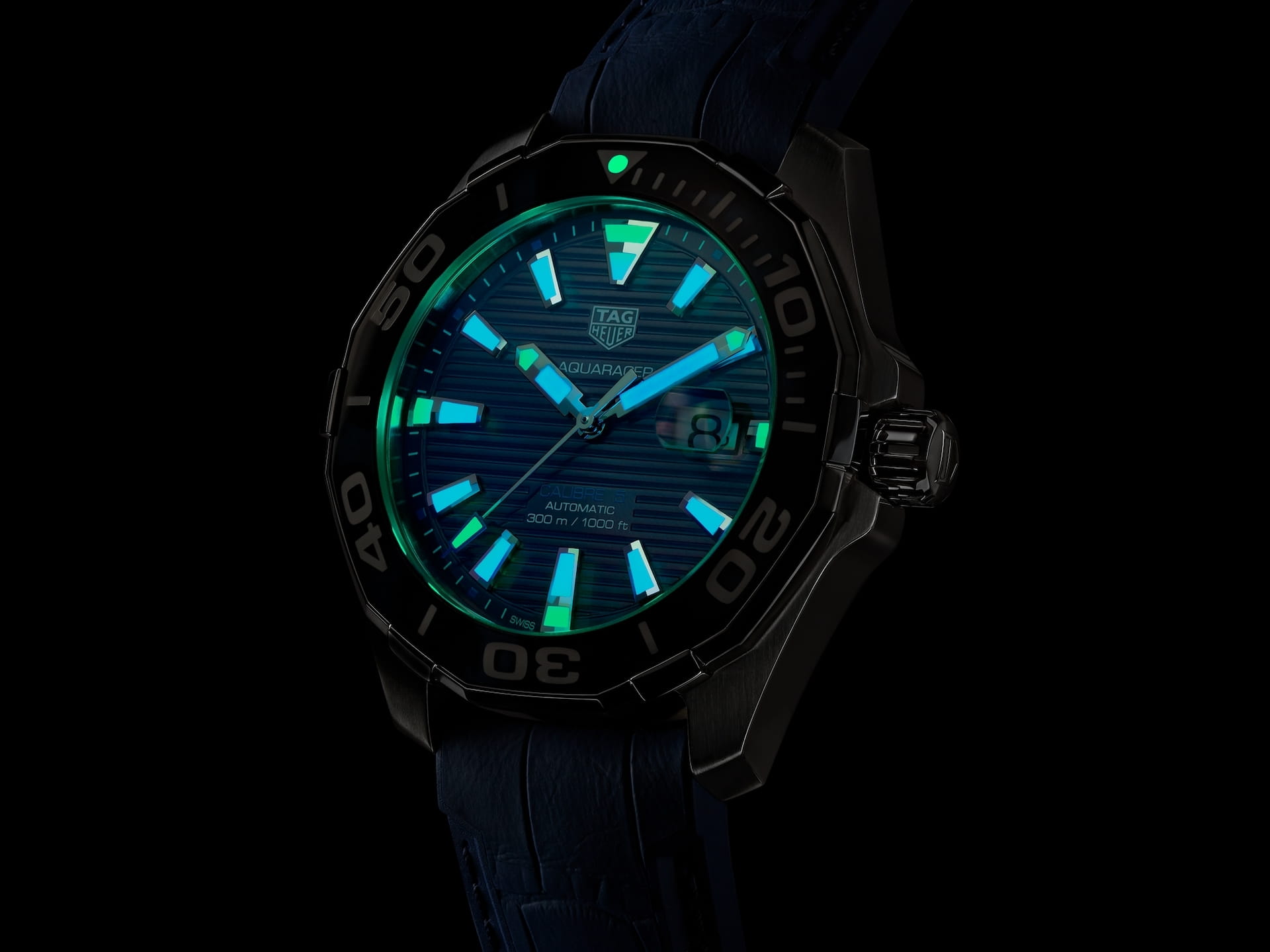 TAG Heuer TAG Heuer Aquaracer Professional 300 WAY201P.FT6178 механические мужские часы часы крупный план синий циферблата